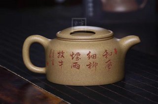 《牛蓋蓮子》宜興紫砂壺助理工藝美術(shù)師手工茶壺茶具本山綠泥牛蓋蓮子 《牛蓋蓮子》宜興紫砂壺助理工藝美術(shù)師手工茶壺茶具本山綠泥牛蓋蓮子
