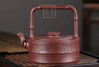 《竹韻提梁》宜興紫砂壺工藝美術(shù)師純手工泡茶壺茶具紫泥扁竹提梁 《竹韻提梁》宜興紫砂壺工藝美術(shù)師純手工泡茶壺茶具紫泥扁竹提梁